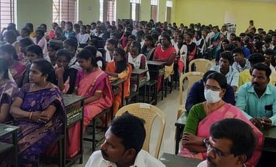 ஆசிரியா்களின் கோரிக்கைகளை
நிறைவேற்ற ஒரு மாதம் அவகாசம்